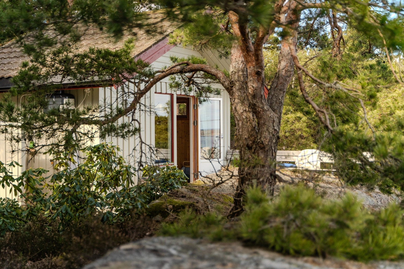 Annekset ligger akkurat langt nok unna til å være privat. Annekset har egen uteplass og utedusj Galleribilde