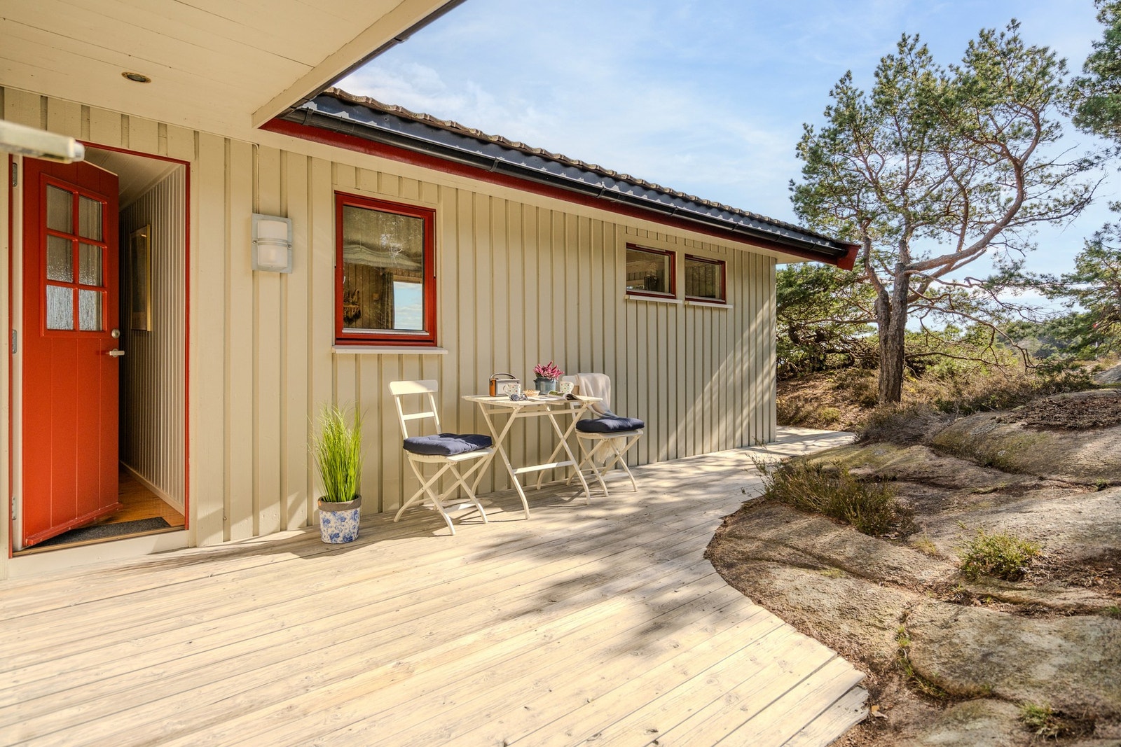 Terrasse ved inngangspartiet har ettermiddags- og kveldssol Galleribilde