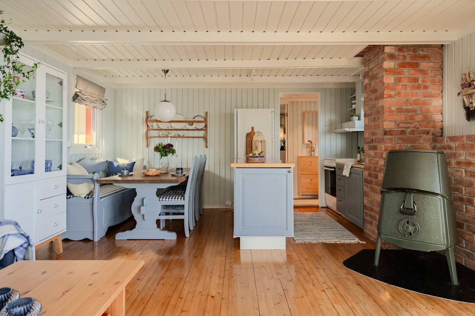 Spisebord med plass til mange, vedovn for de kalde dagene. Galleribilde