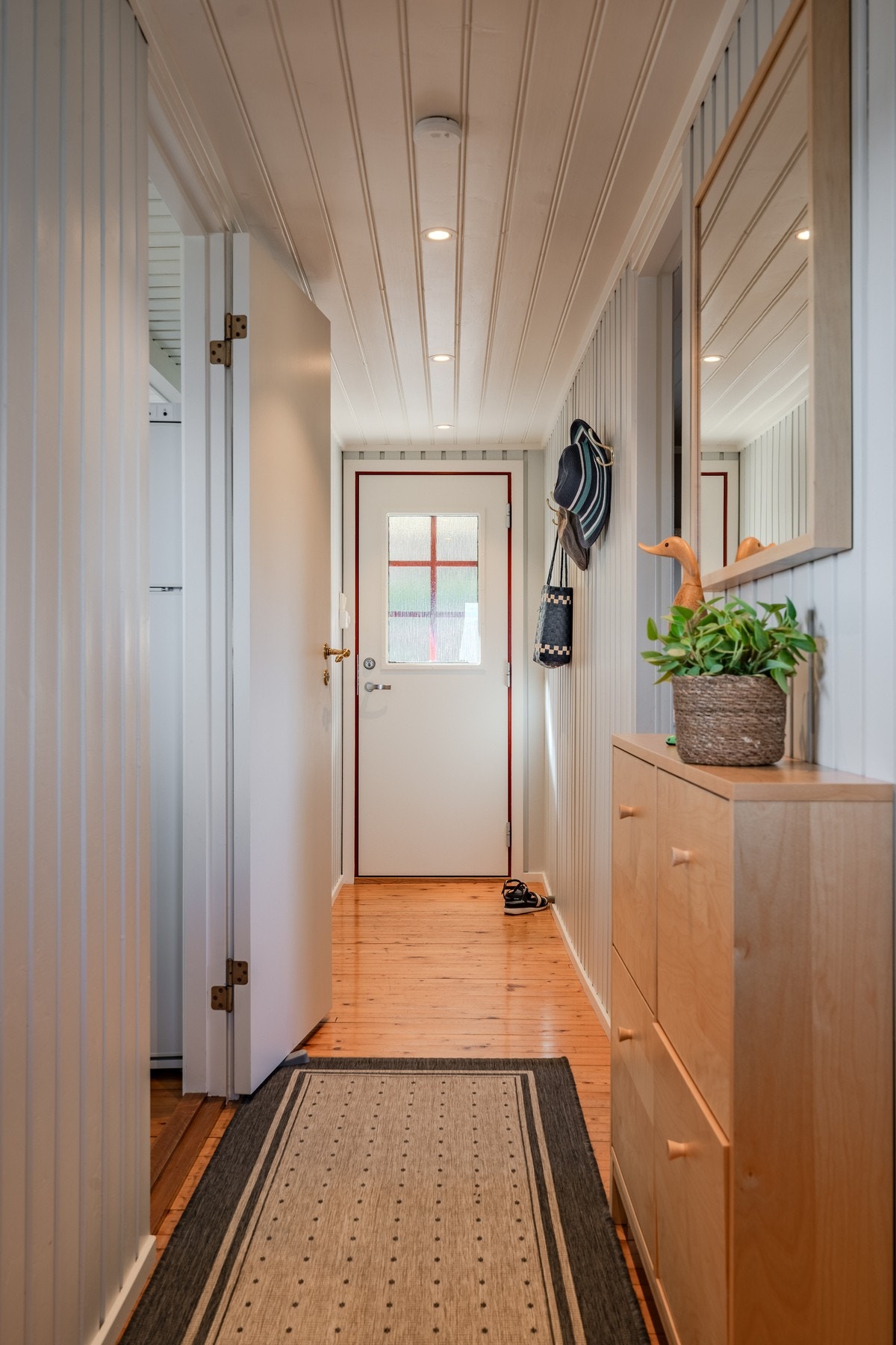 Gang med praktisk oppbevaringsbod Galleribilde