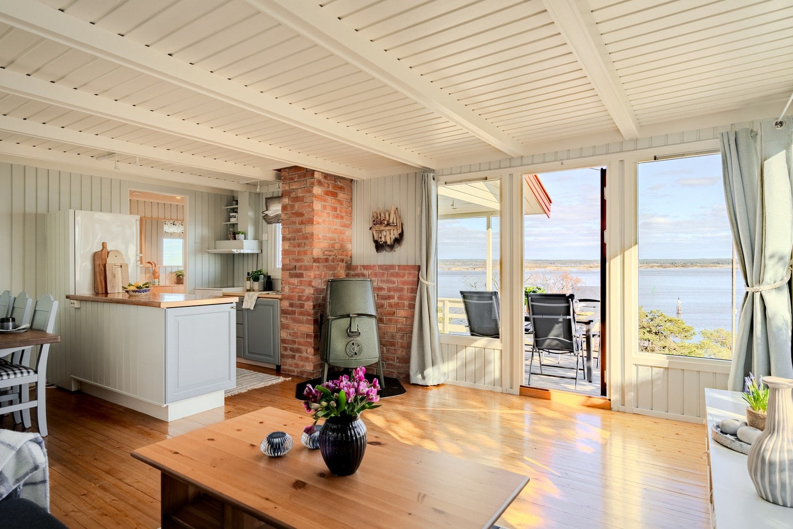 Kjøkkenet ligger åpent mot stuen, utgang til terrasse fra stuen Galleribilde