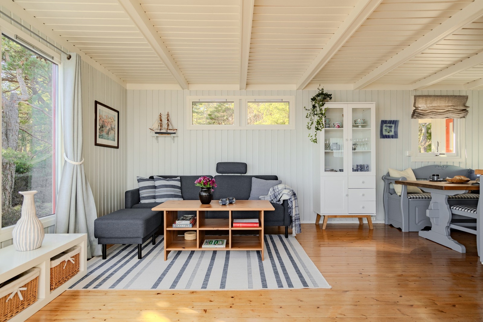 Stuen er fint delt inn i soner og har god plass til sofagruppe og spisebord Galleribilde