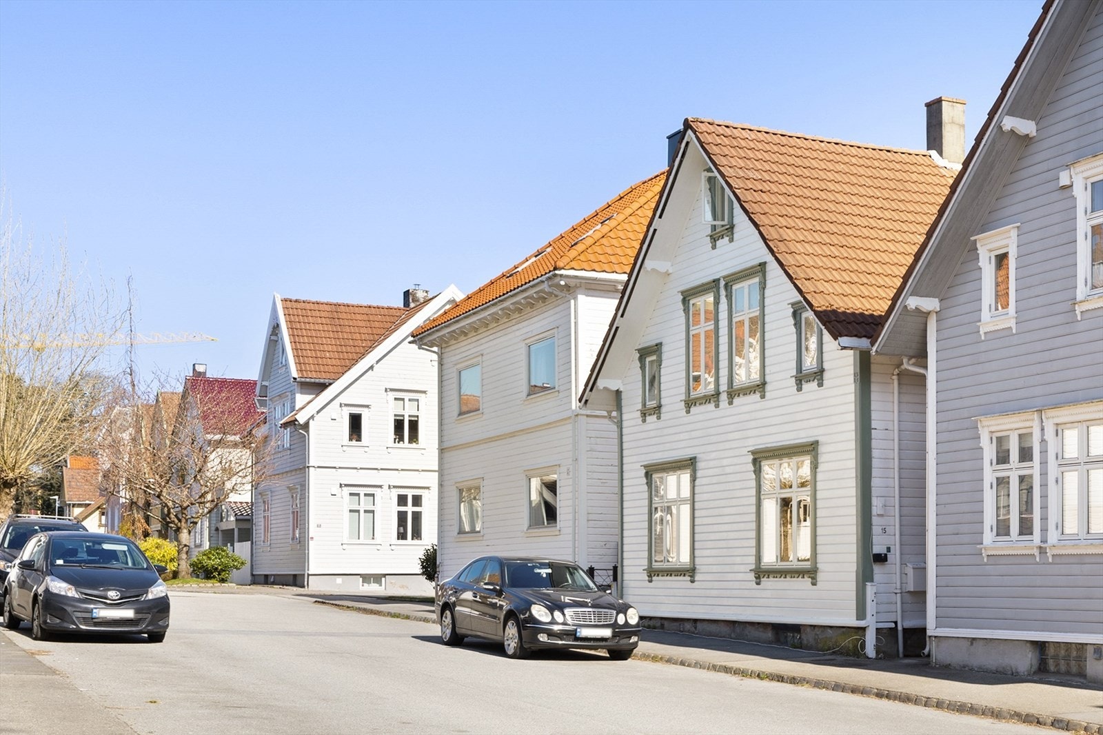 Eiendommen har en flott og sentral beliggenhet i et rolig nabolag, samtidig som du har hele byens tilbud omtrent rett utenfor døren. Galleribilde