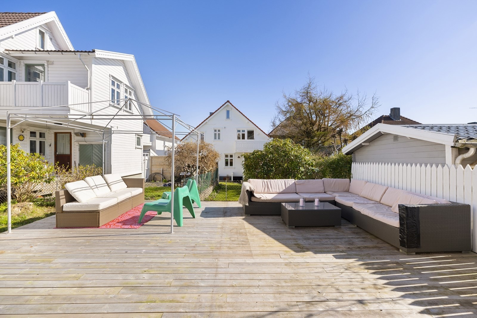 Den trivelige bakgården, som deles med den andre seksjonen, byr på stor terrasseplatting som måler ca. 60 m². Galleribilde