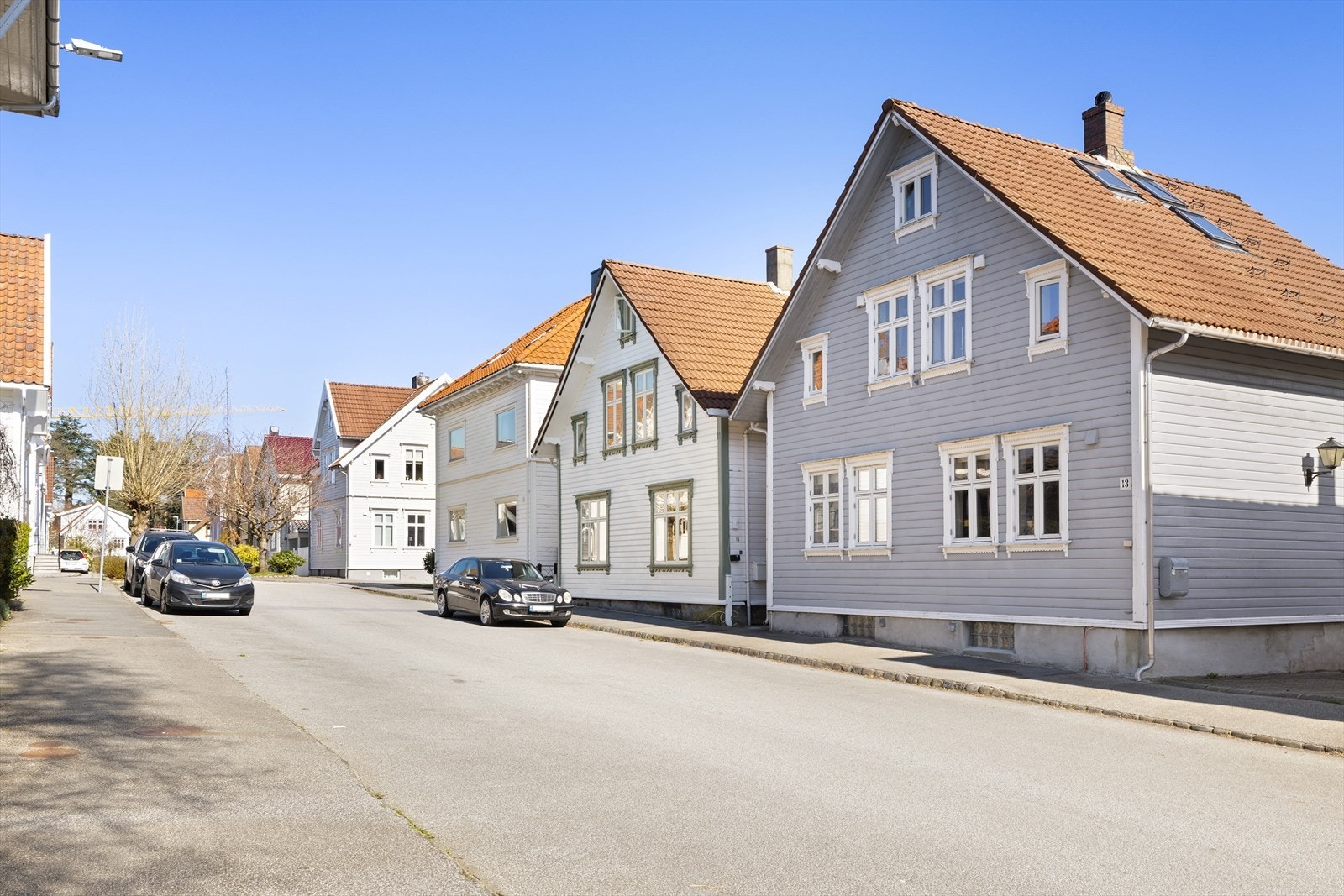 Det er parkering i gate (sonekort). Galleribilde