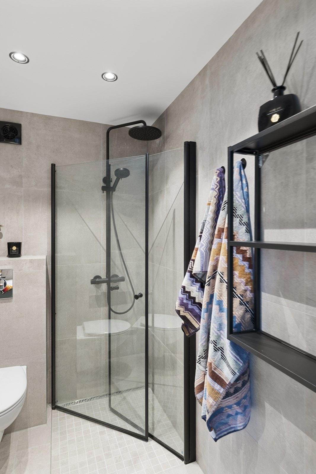 Badet ble oppgradert i 2023 med ny membran, fliser og innredning. Dette ble lagt oppå eksisterende støp og varmekabler. Galleribilde