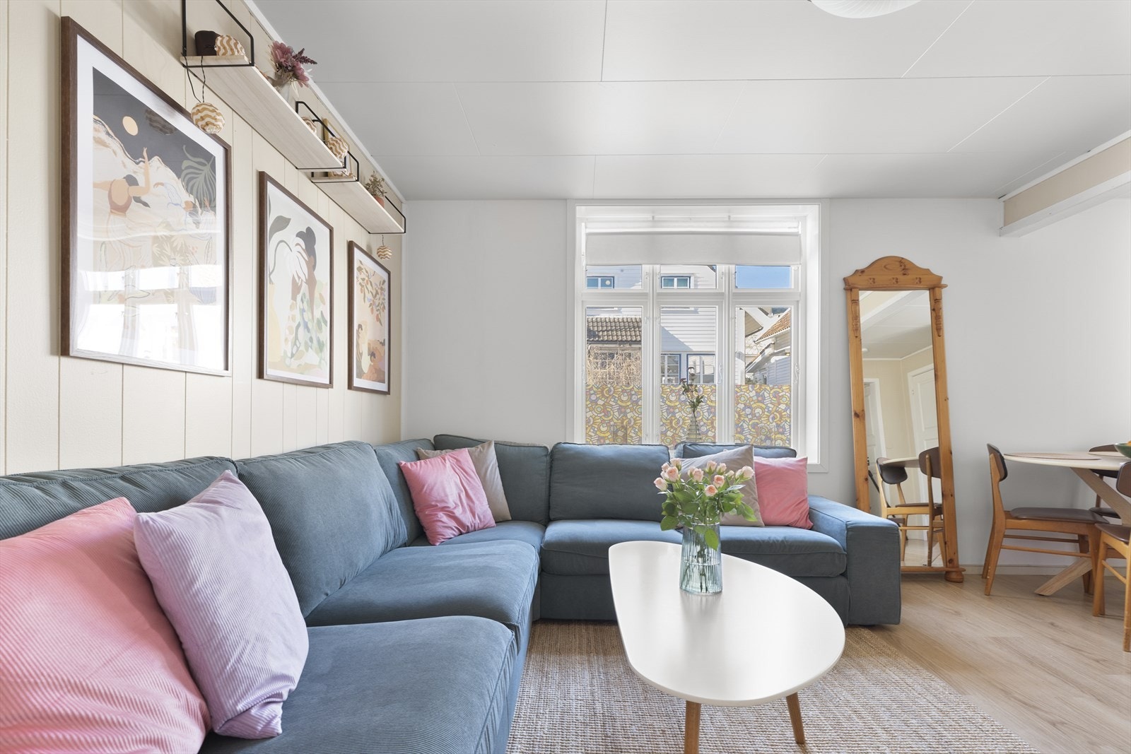 Mot gaten ble det satt inn original vindustype hvor eier også fikk spesiallaget listverk av den originale arkitekturen. Galleribilde