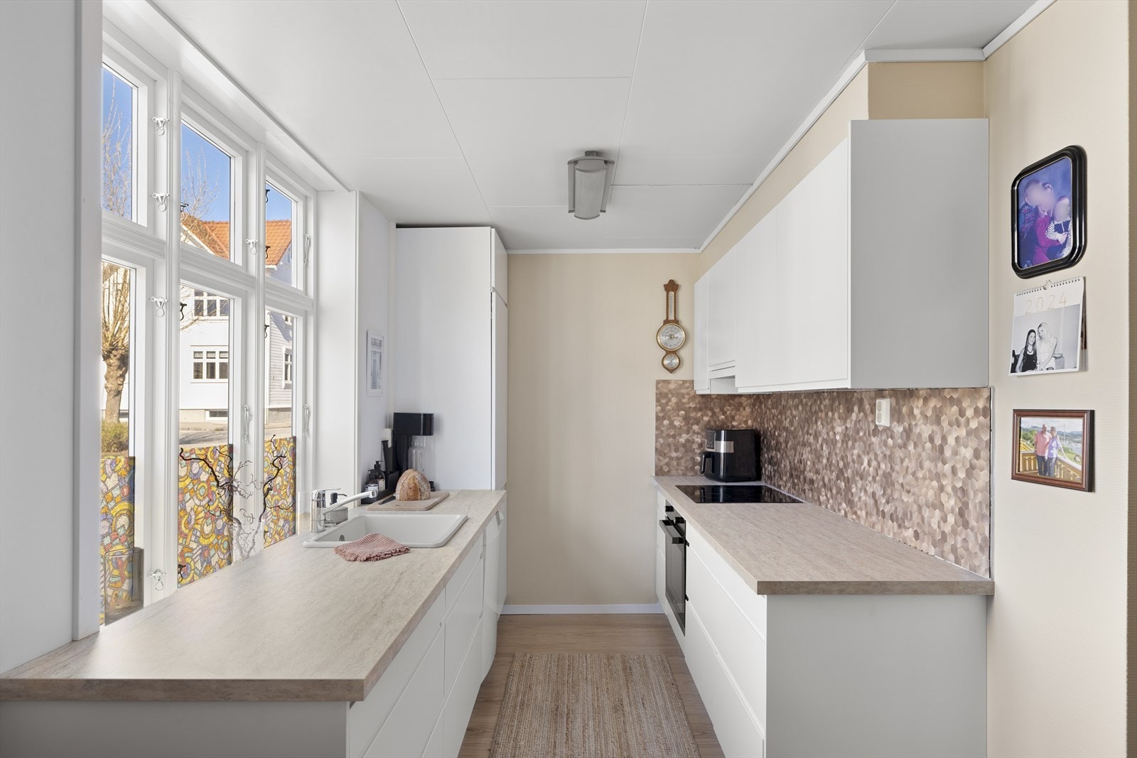 Leiligheten har en tidsriktig fargepalett og gulvflatene er primært belagt med laminat. Galleribilde