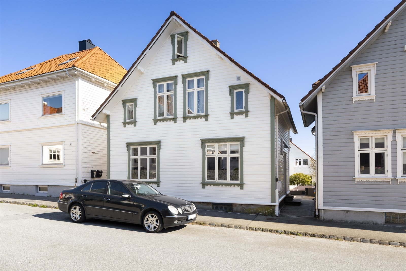 Velkommen til Kong Oscars gate 15, og denne flotte leiligheten på Vestre Platå! Fasaden på denne siden er renovert og tilbakeført til original stil. Legg merke til den nydelige belistningen rundt vinduene. Galleribilde