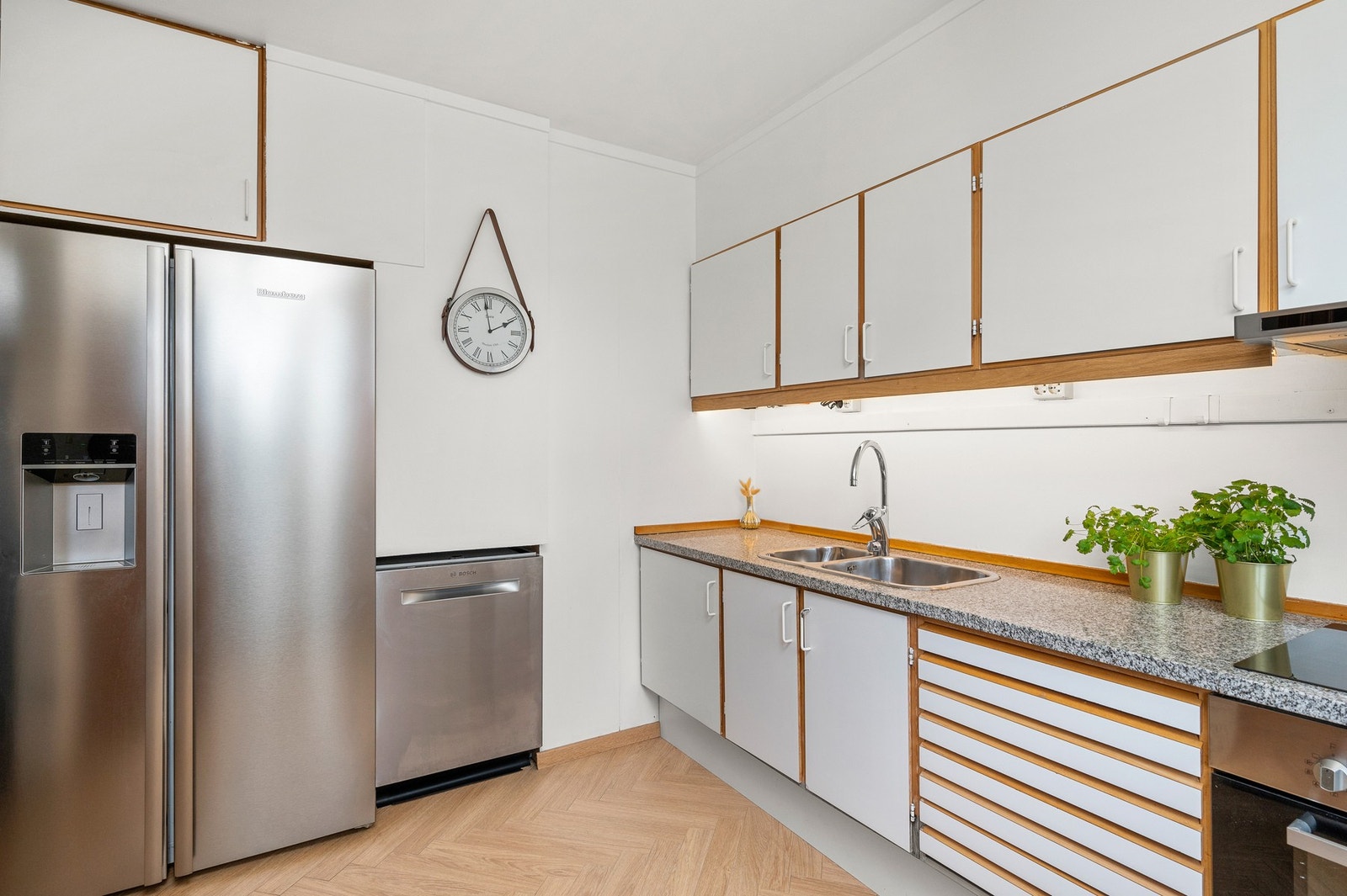 Hvitevarer på kjøkken medfølger i handelen Galleribilde