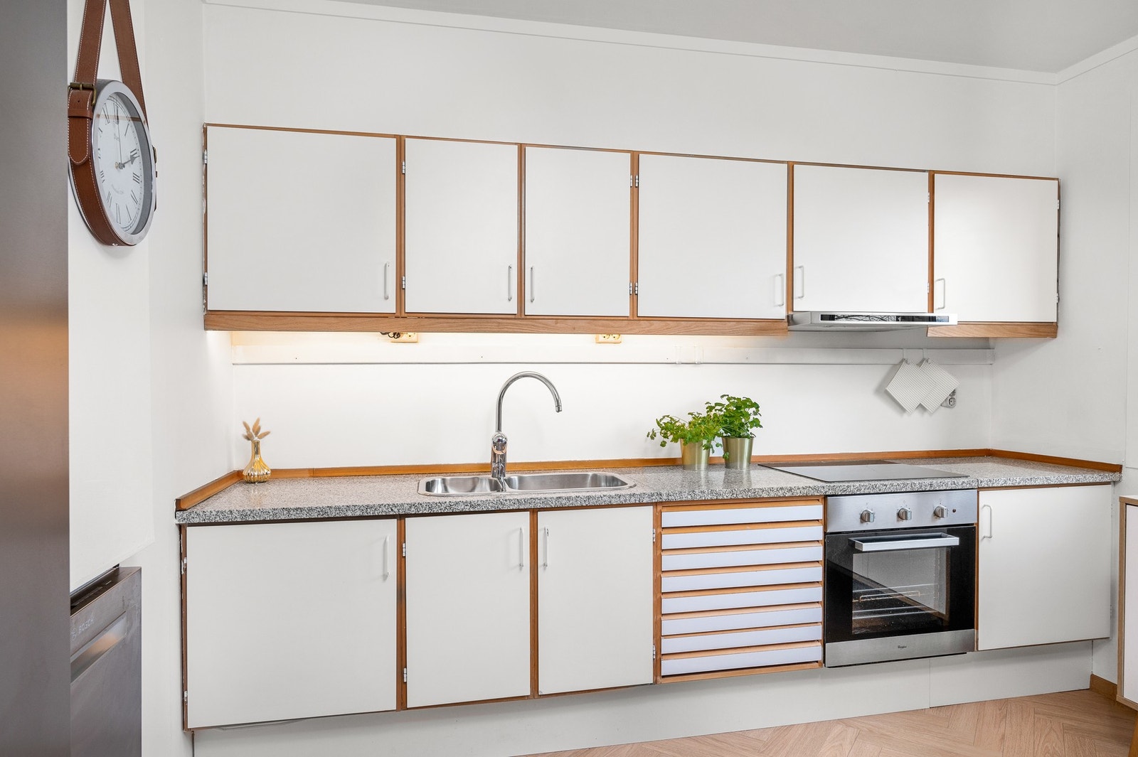 Kjøkkenet er på 8,3kvm og inneholder godt med skap og benkeplass Galleribilde