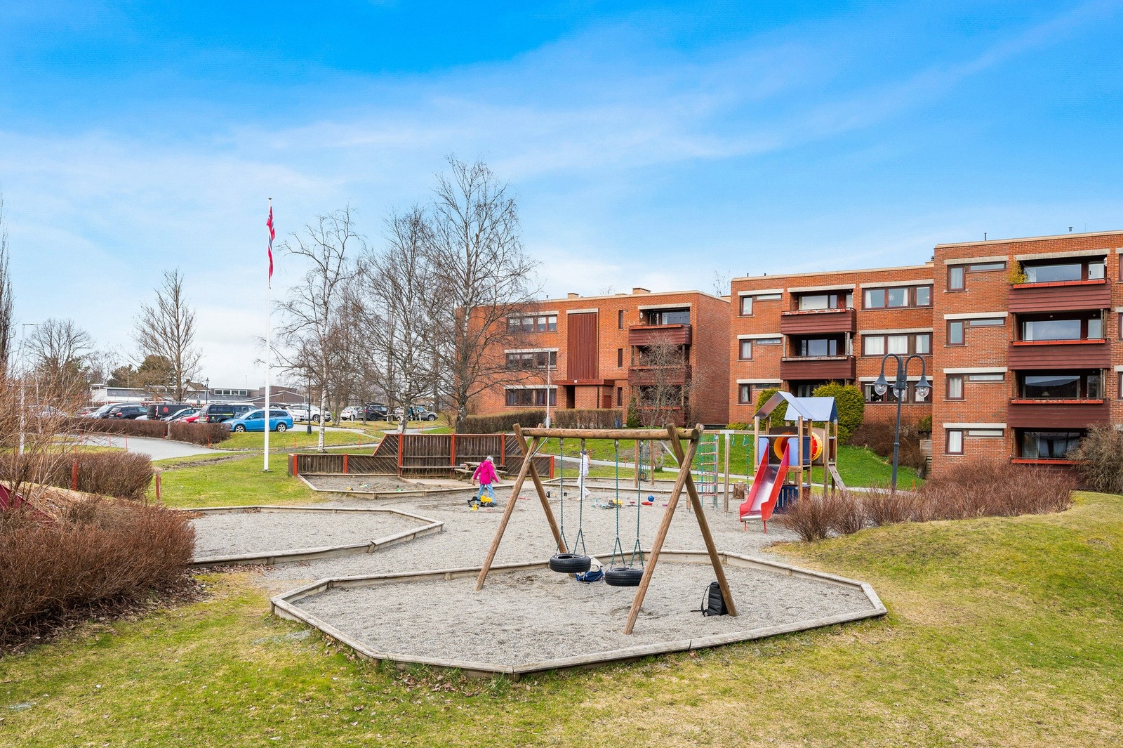 Borettslaget har pent opparbeidet fellesareal med hyggelige sosialsoner og lekeplasser Galleribilde