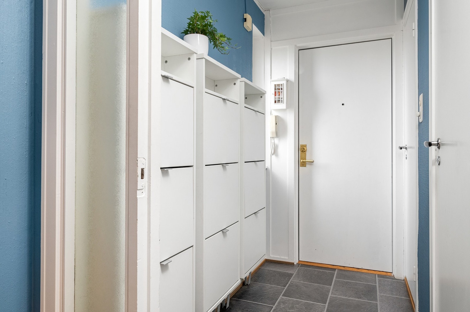 Entreen er på 2,6kvm og har direkte tilknytting til WC/Bad Galleribilde