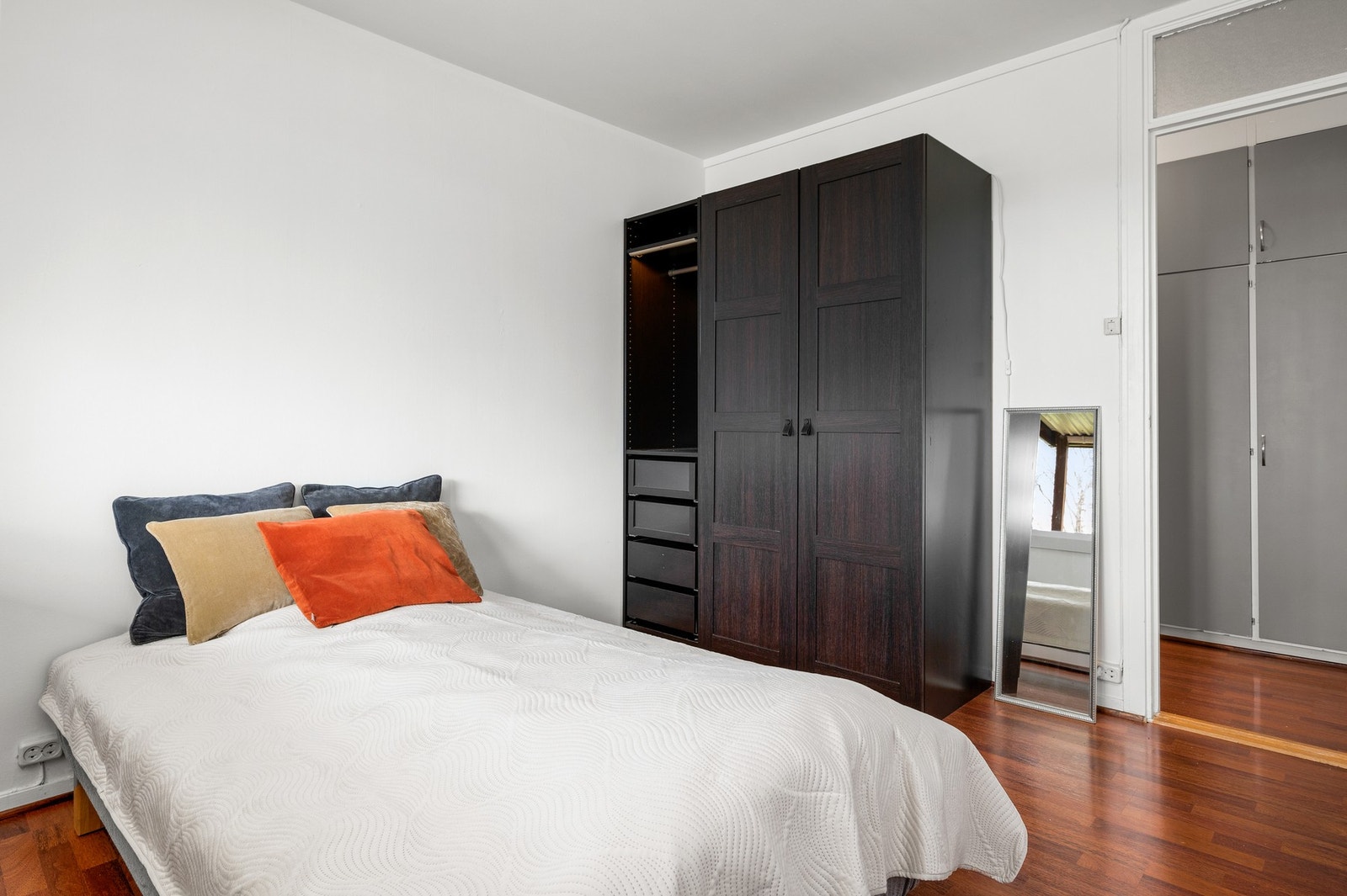 Soverom (2) er på gode 10,4kvm Galleribilde