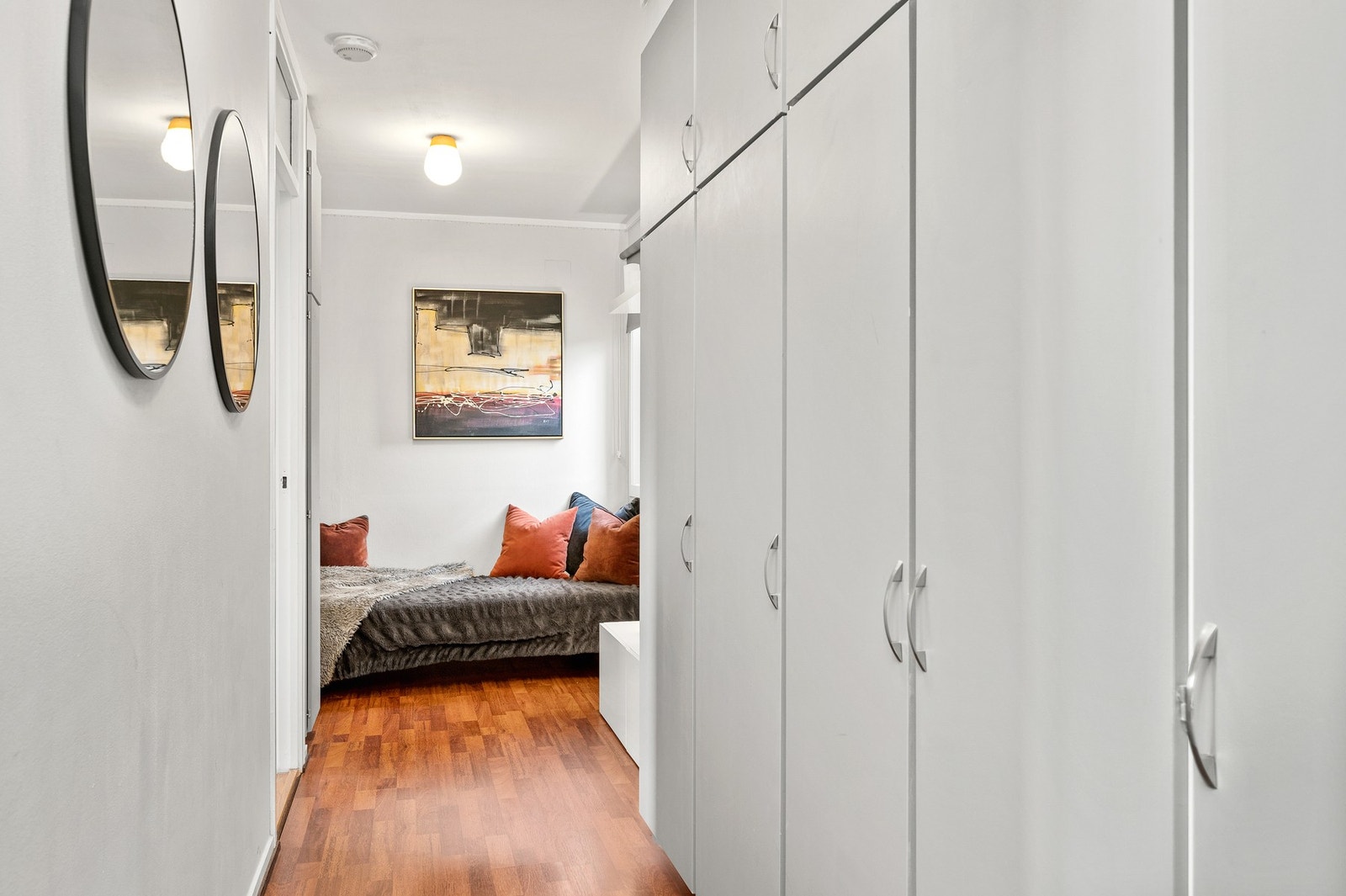 Gode lagringsmuligheter i gang langs begge soverommene Galleribilde