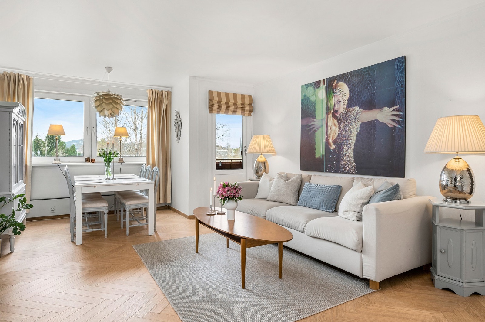 Stuen er på hele 25kvm og med store vindusflater som gir godt med lysinnslipp og bidrar til en lun og naturlig følelse. Galleribilde