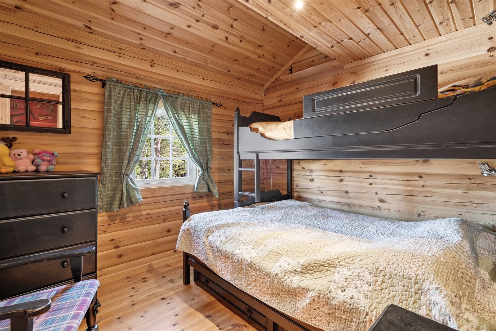 Romslig soverom for de litt yngre i familien Galleribilde