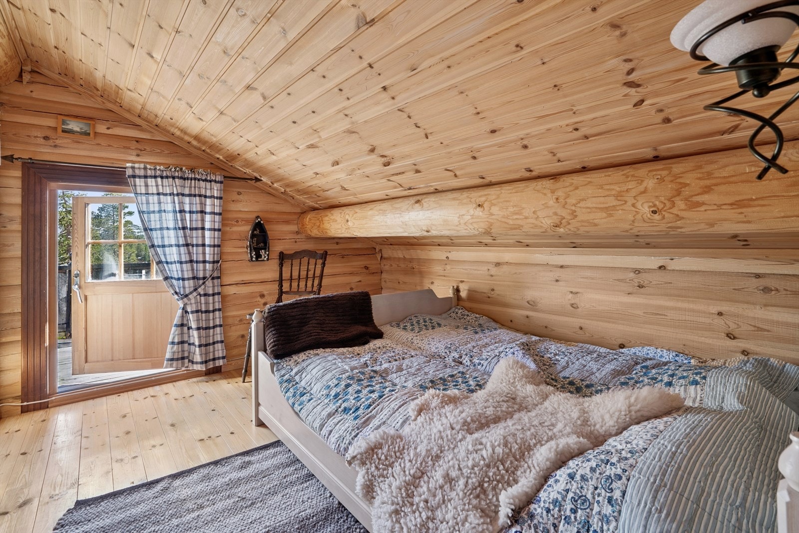 Liten dør ut til en liten balkong, pass på hode her også Galleribilde