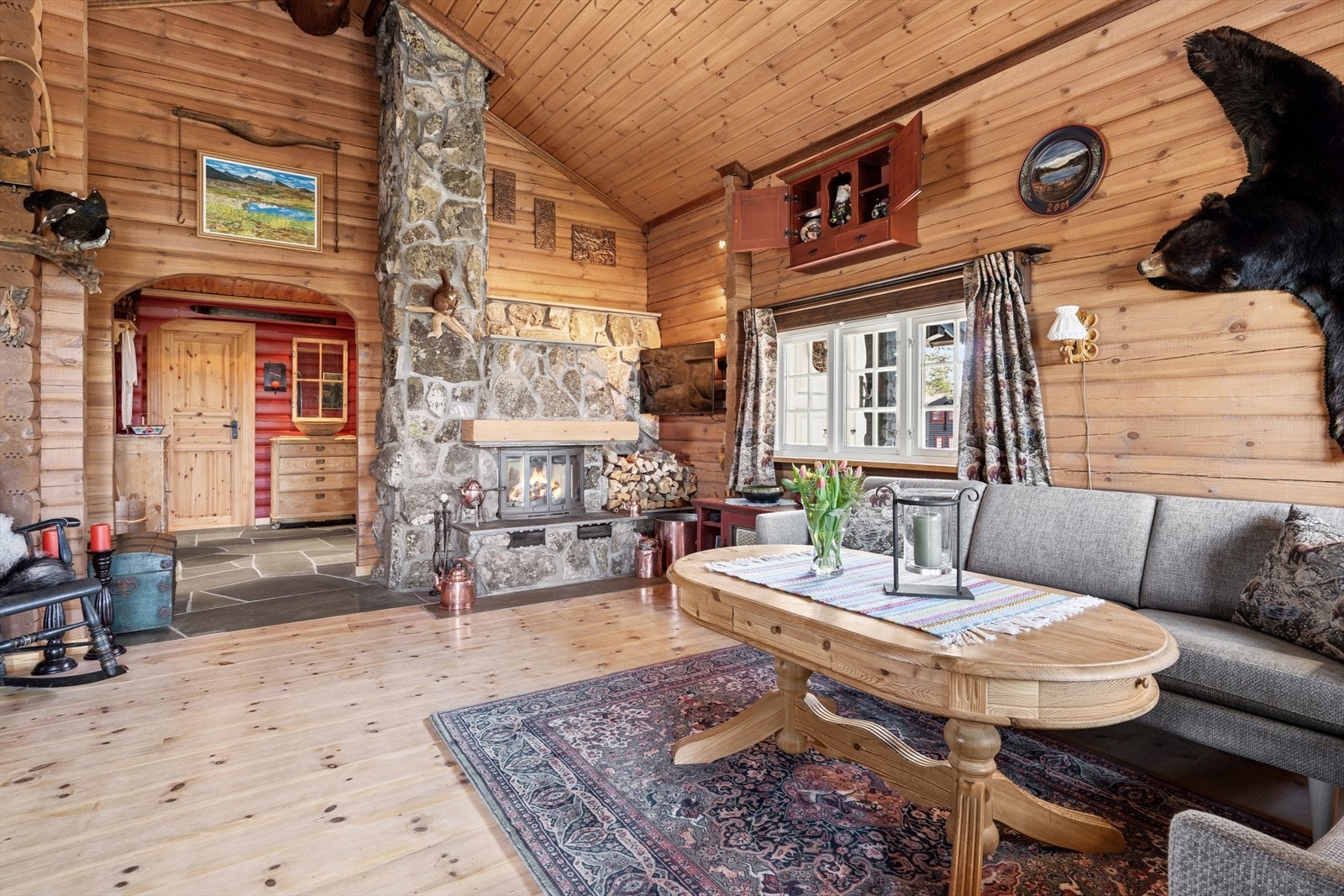 Gjennom hele hytta, oser det god gammeldags hyttestemning, her finner du roen raskt Galleribilde