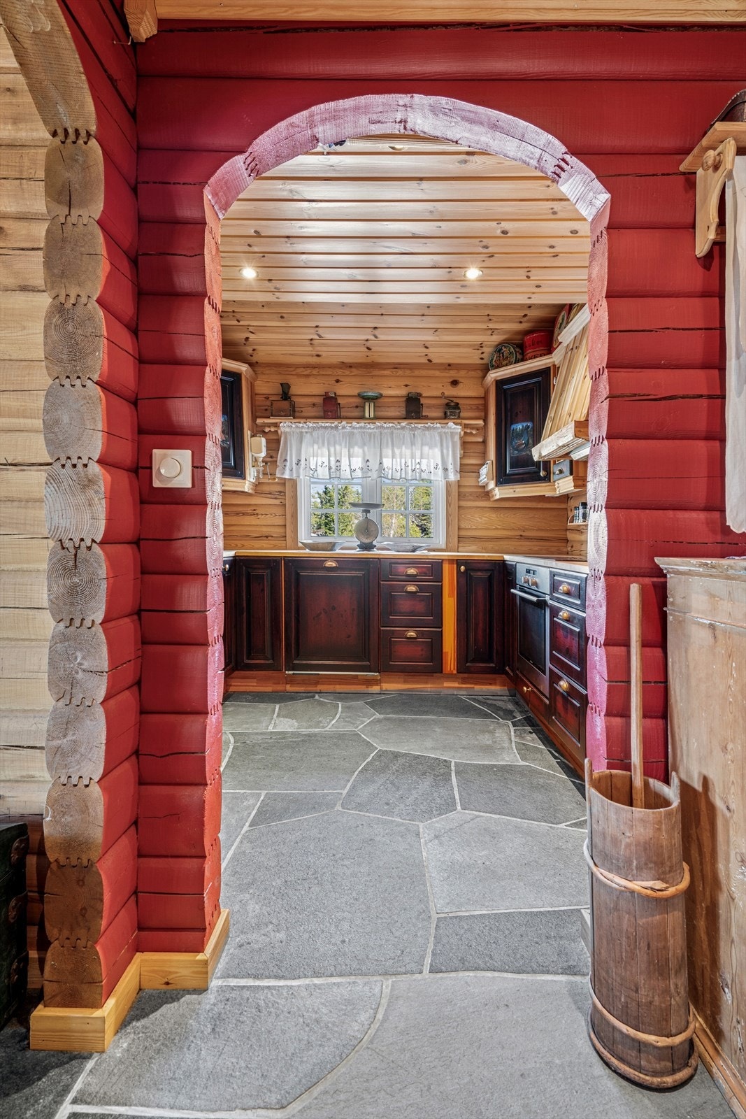 Kjøkkenet er romslig og fremstår som et godt hyttekjøkken med alt du trenger Galleribilde