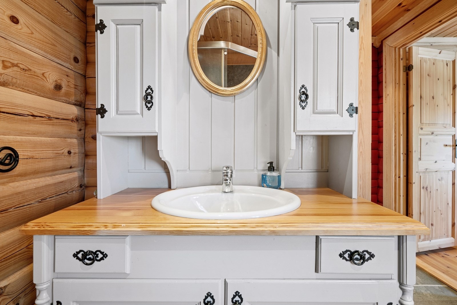 Plassbygget og meget solid utførelse på baderomsinnredningen Galleribilde