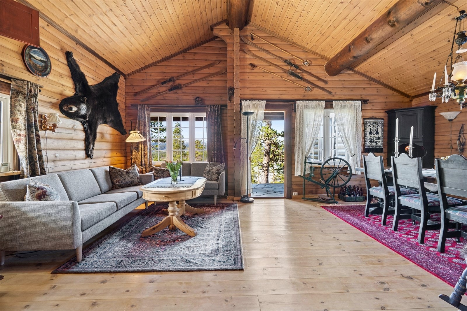 Stua er romslig og med adkomst til din terrasse Galleribilde