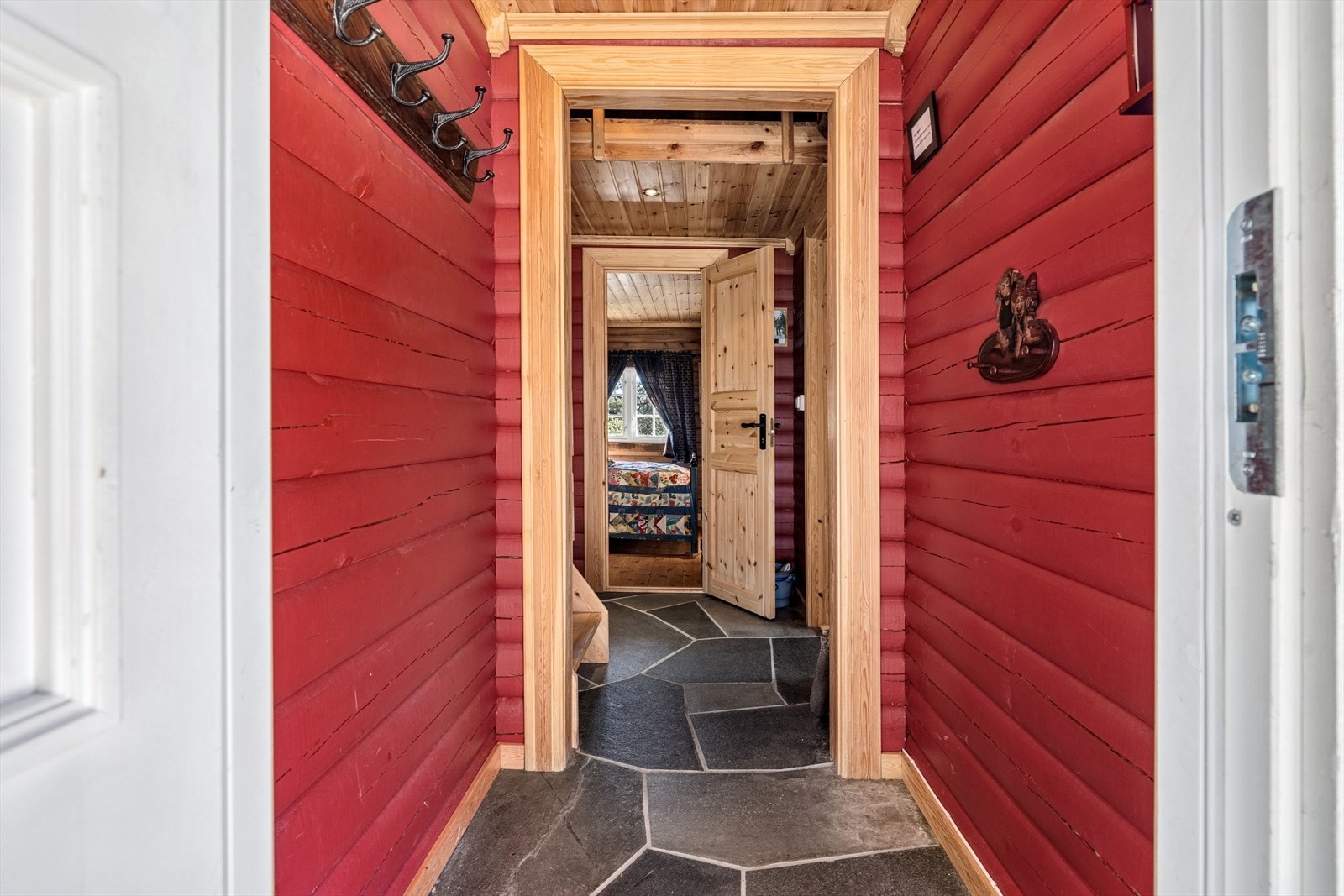 Liten gang som leder deg inn i hytta Galleribilde