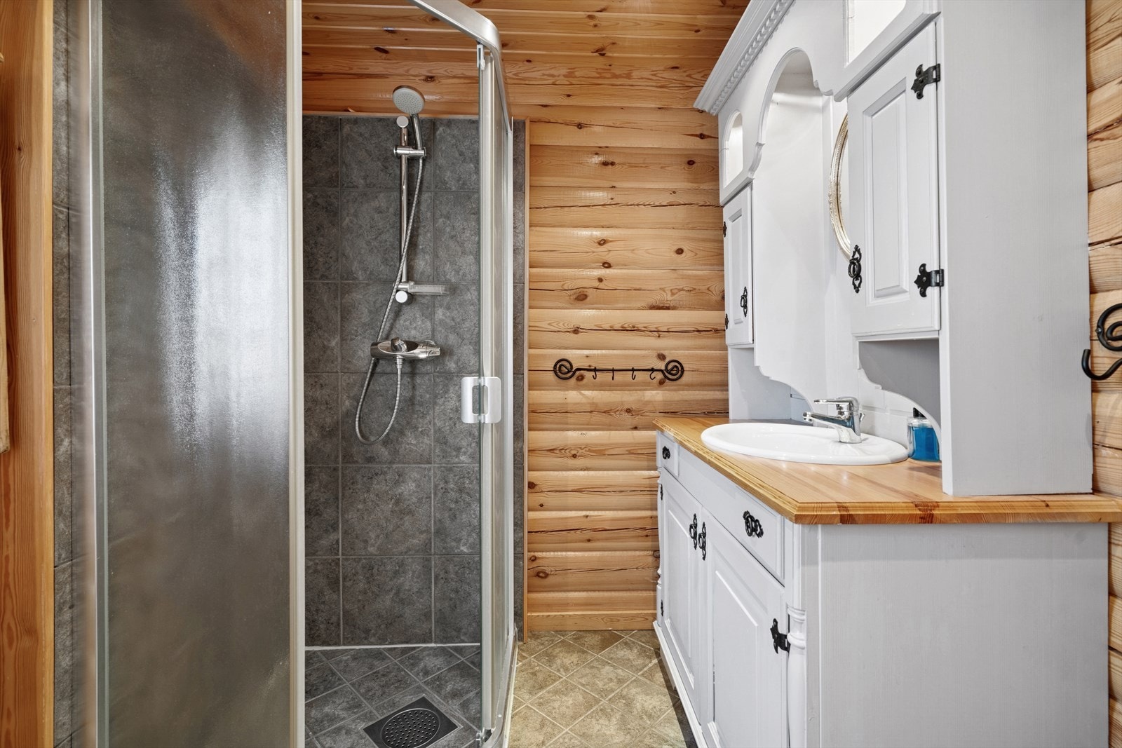 Dette badet ligger godt plassert midt i hytta Galleribilde