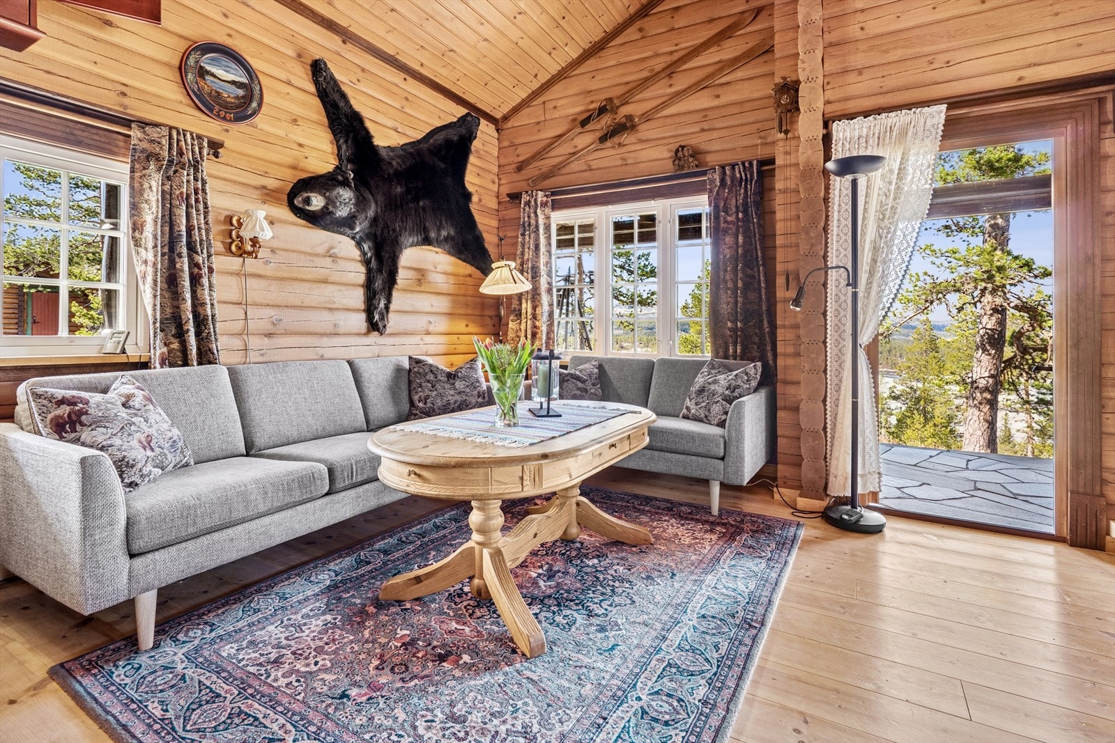 Det er plass til både sofagruppe og spisestuebord i denne stua Galleribilde