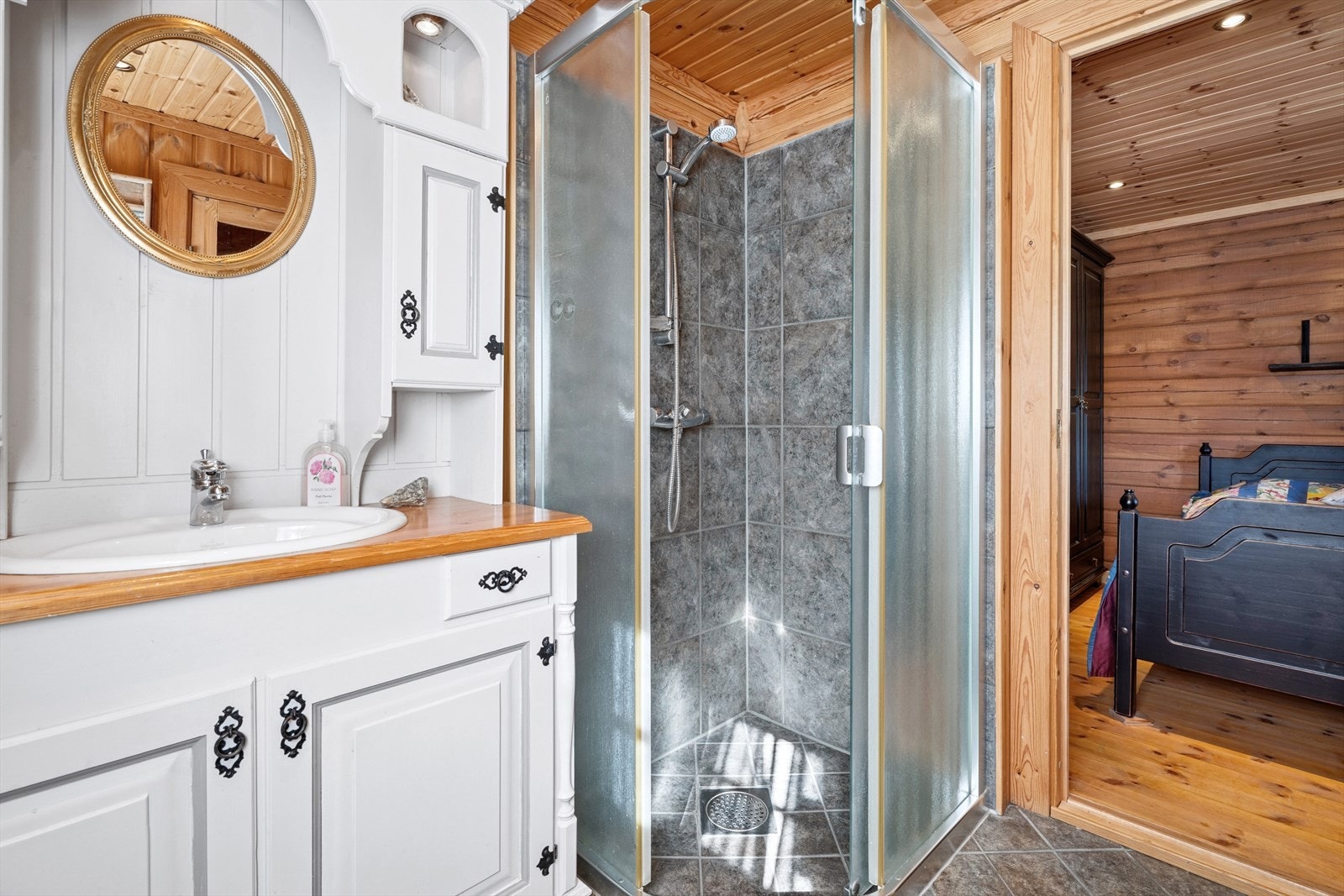 Bad med adkomst fra hovedsoverommet Galleribilde