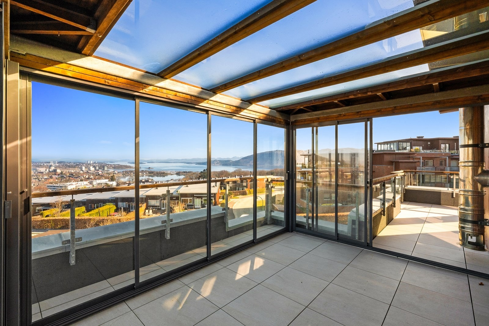 Innglasset hagestue på 12 kvm som gir en naturlig forlengelse av stuen på sommerhalvåret Galleribilde