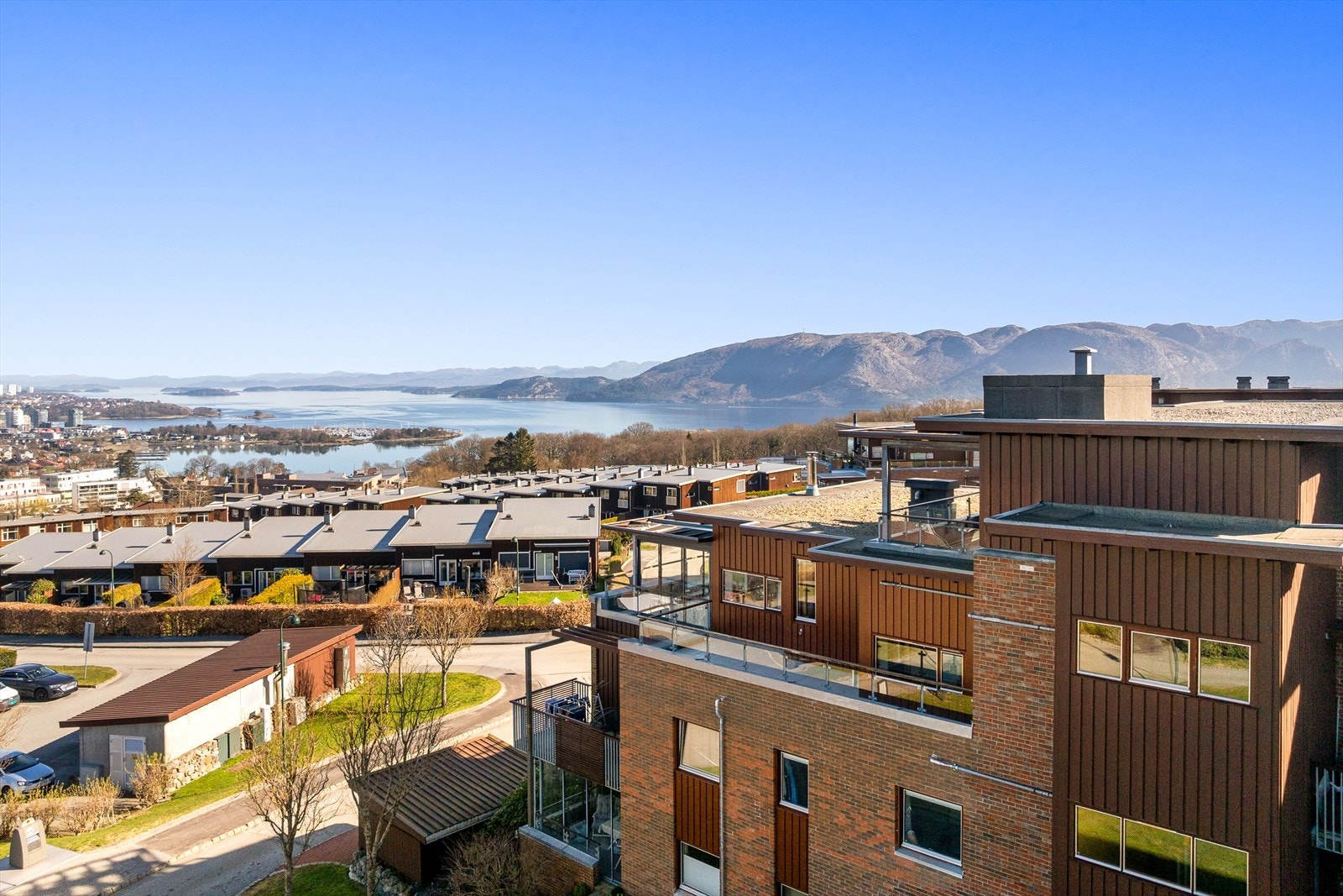 Terrassen strekker seg over tre sider. Galleribilde