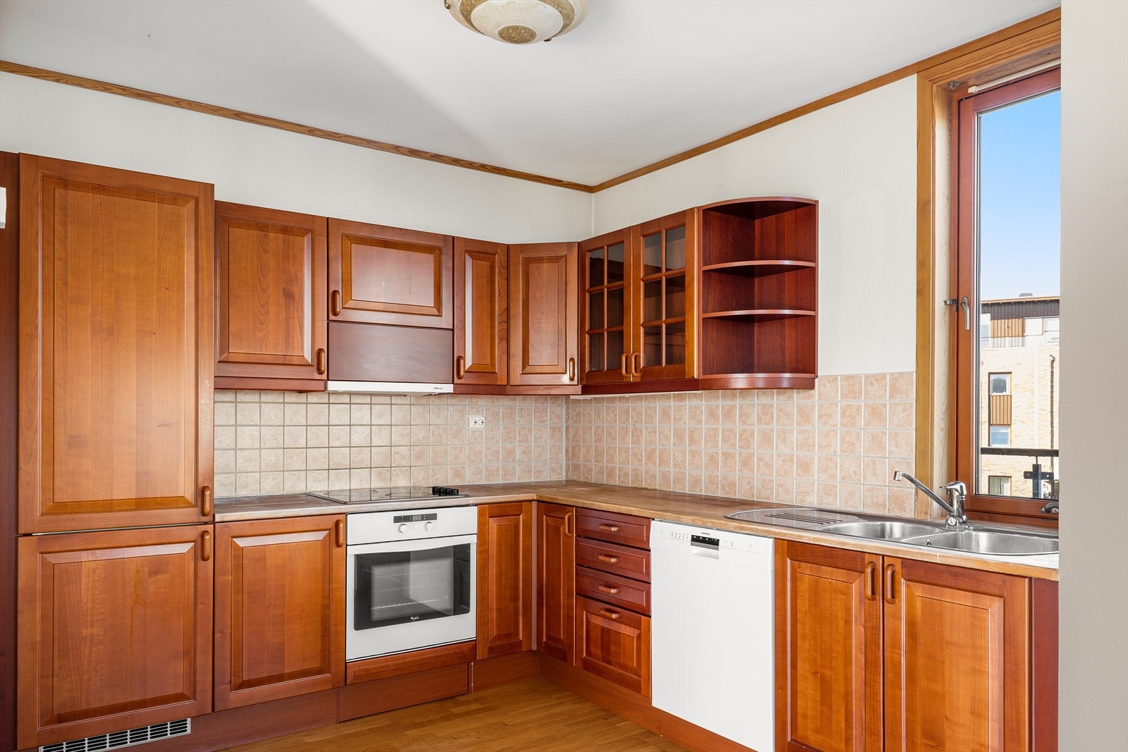 Kjøkken med god skap- og benkeplass. Galleribilde