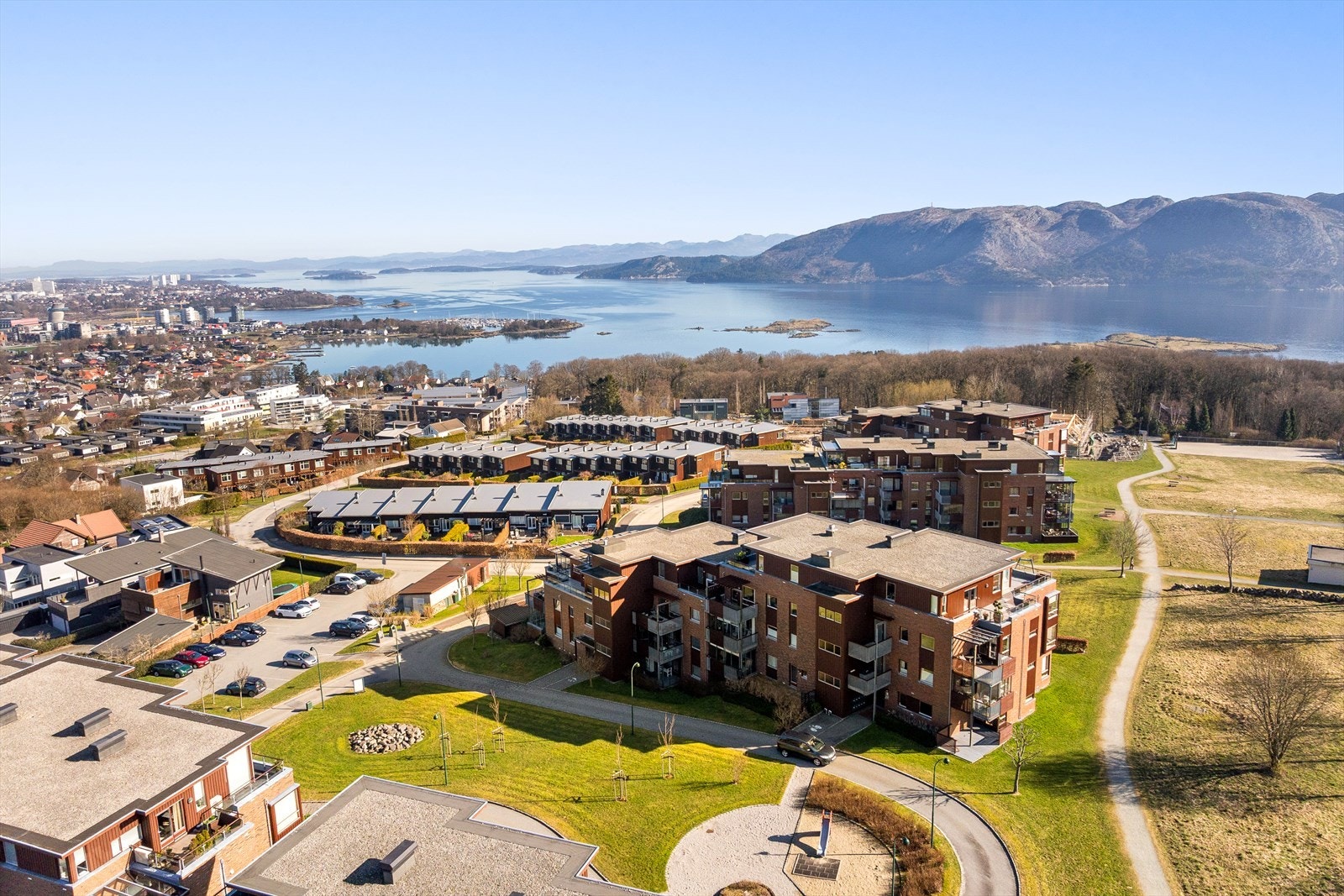 Det er kort vei til dagligvarebutikker, og gangavstand til handlesenteret Stadionparken som har et godt utvalg av butikker, Viking Stadion og togstasjon Galleribilde