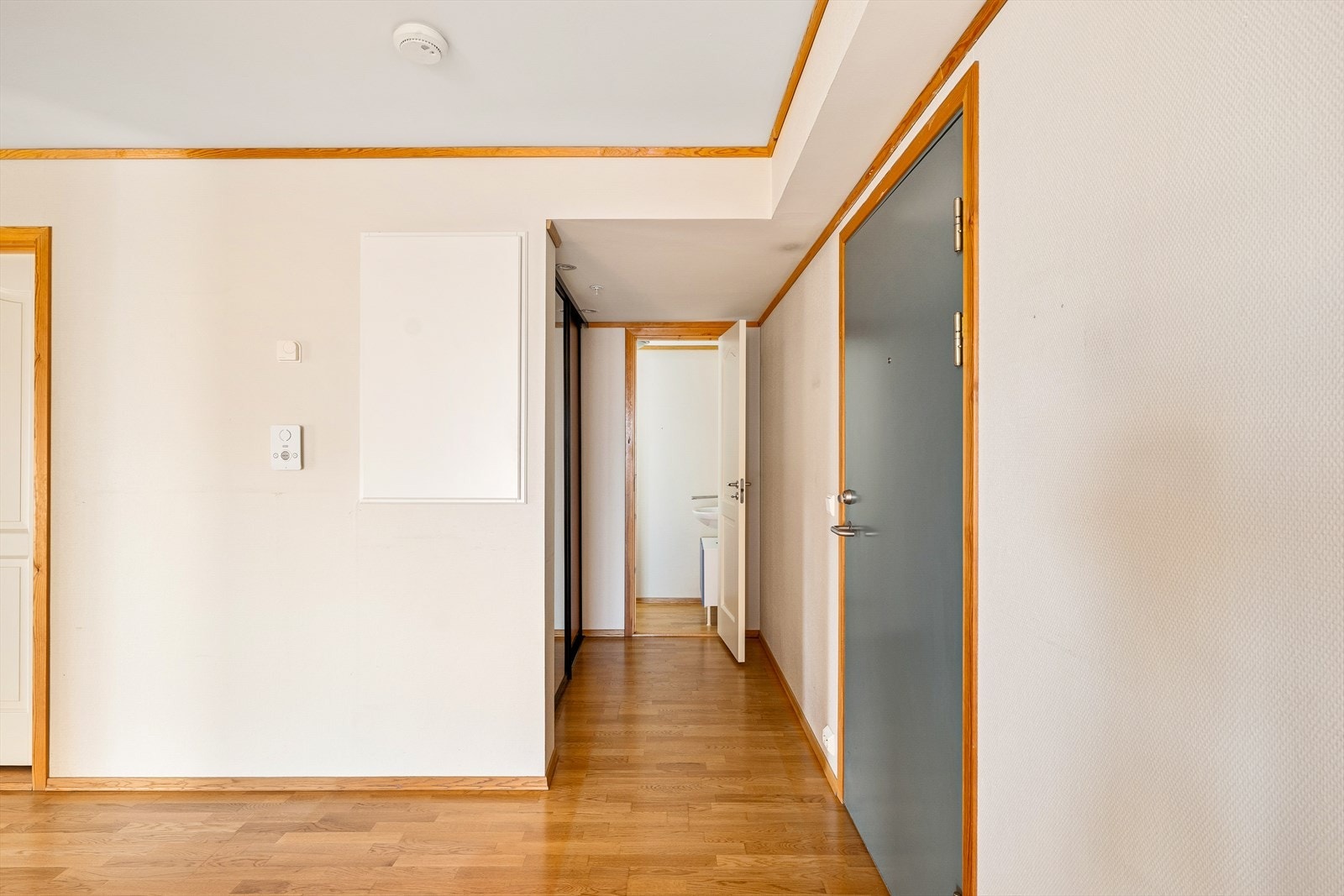 Romslig entrè/gang med god plass til og henge fra seg yttertøy i skyvedørsgarderobe. Galleribilde