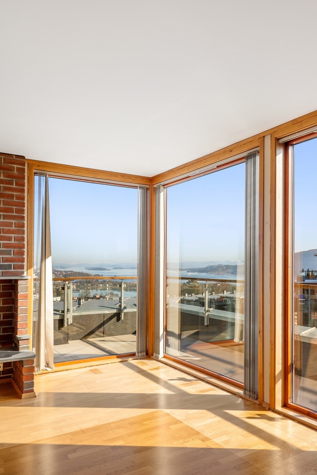 Det er flere store vindusflater som slipper inn rikelig med naturlig dagslys. Galleribilde