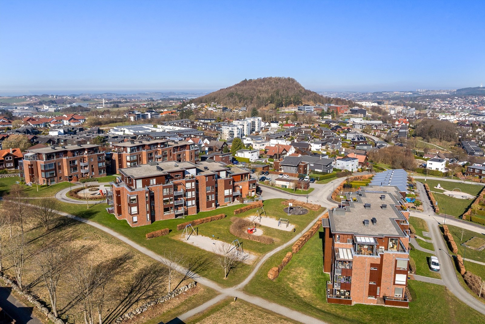 Området har grønne parker, lekeplasser og store fellesområder. Galleribilde