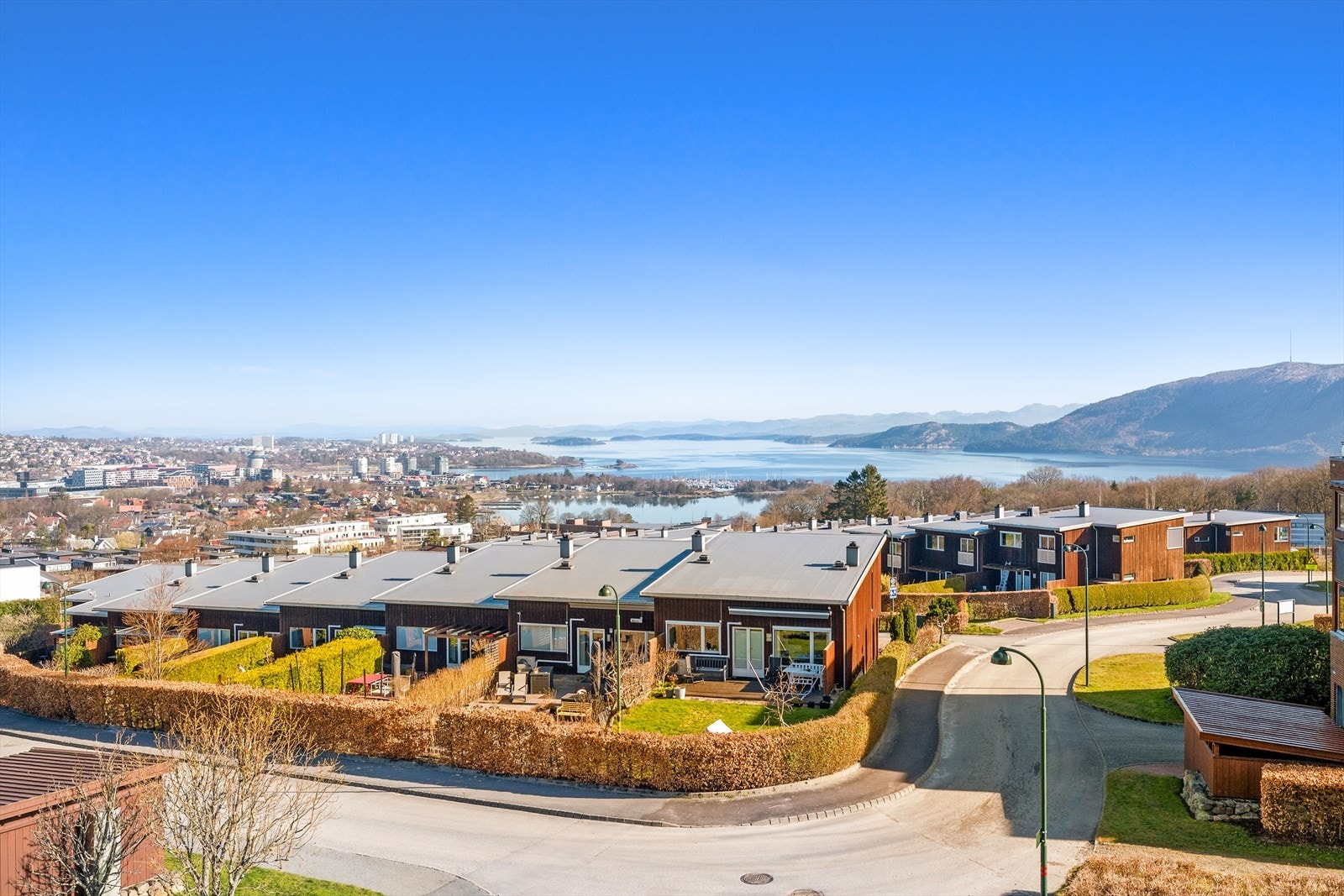 Fra leiligheten kan man nyte den flotte utsikten mot fjord og fjell. Galleribilde