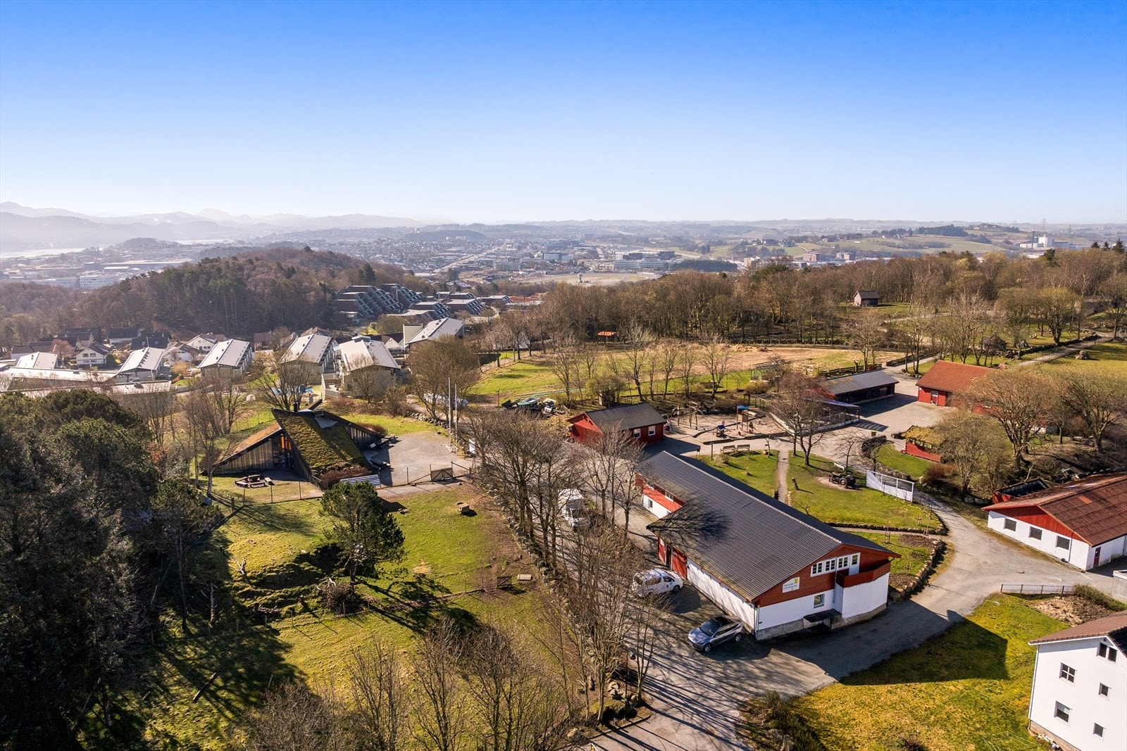 I nærheten finner du flotte turområder som Gausel fritidsgård og Jåttånuten. Galleribilde