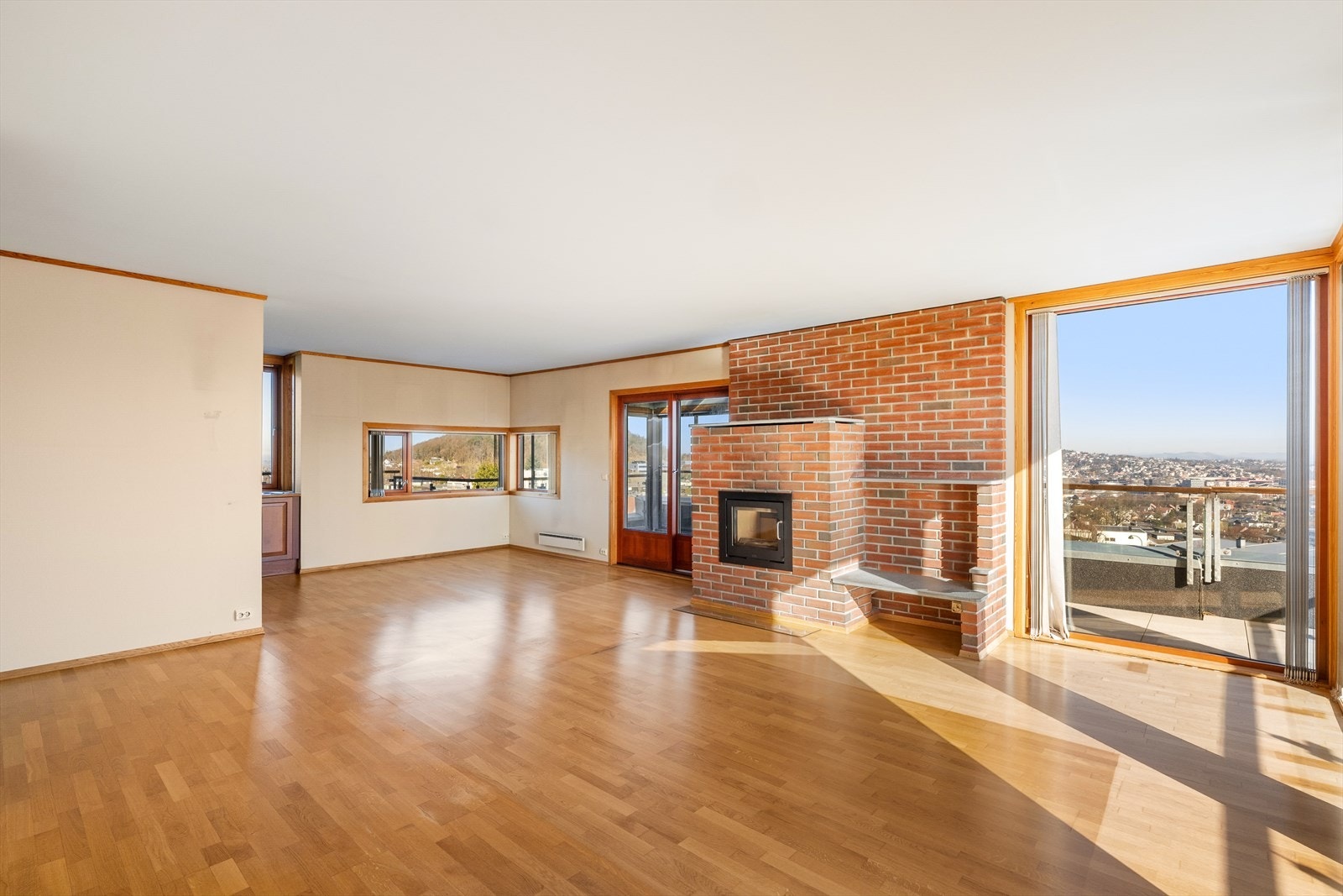 Peisinnsats i stuen gir god varme på kalde dager og skaper en hyggelig atmosfære. Galleribilde