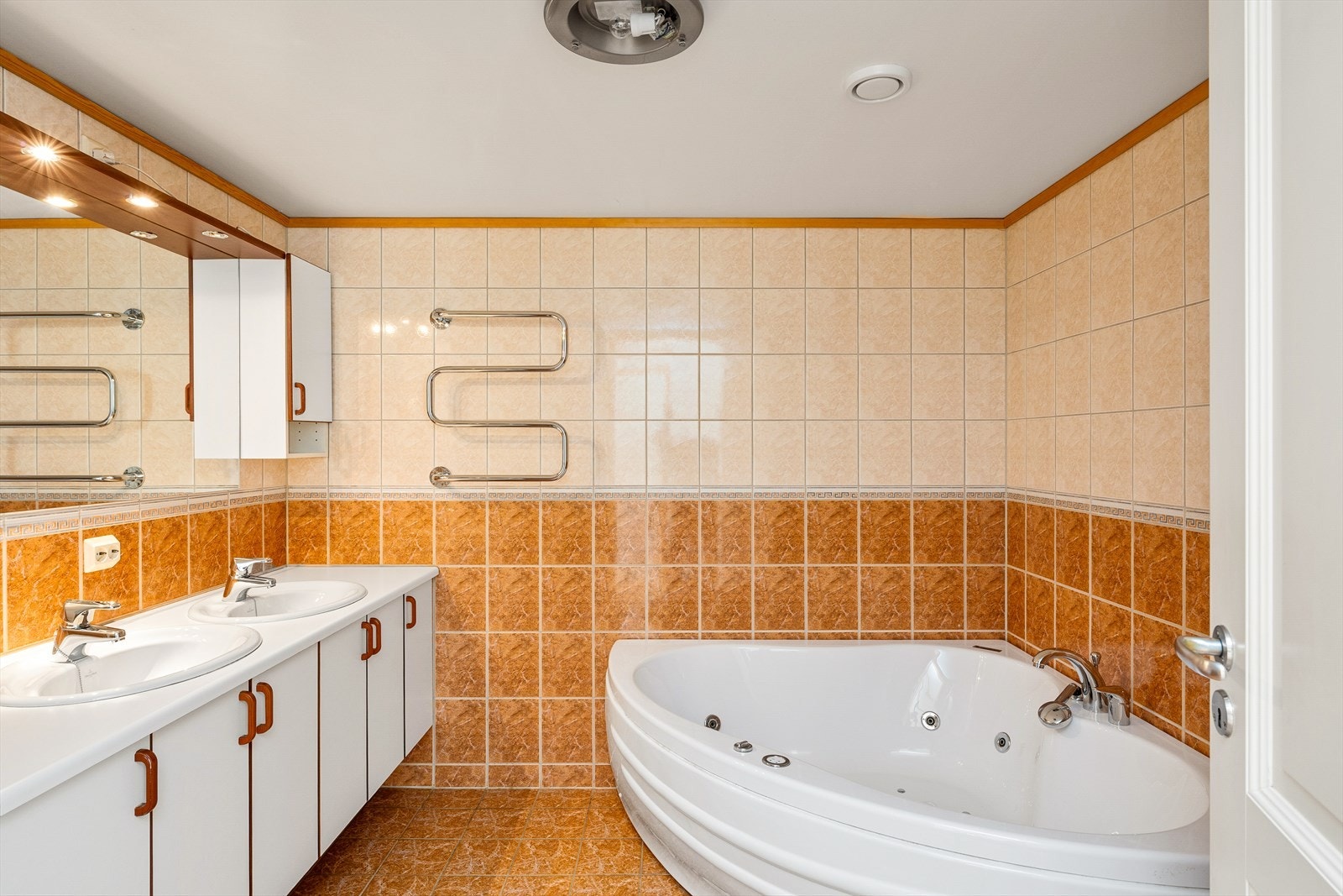 Helfliset bad med varme i gulv Galleribilde