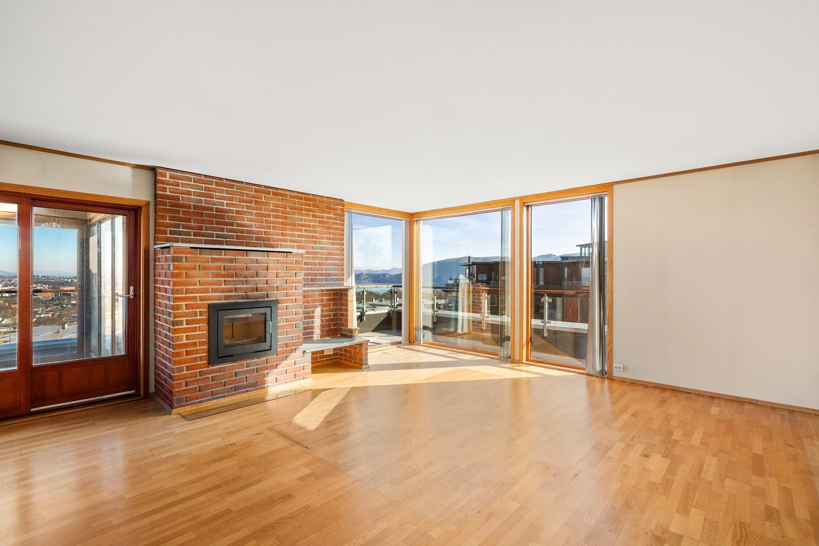 Romslig stue med god plass til flere møbleringssoner. Galleribilde