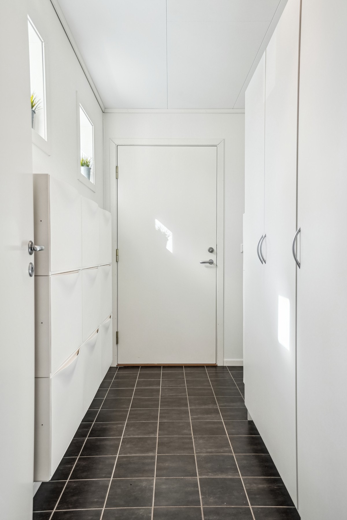 Like ved entréen har man en praktisk bod/walk-in garderobe med videre gjennomgang til garasjen. Her kan man rydde bort sko og yttertøy for en ryddig tilkomst til boligen. Galleribilde