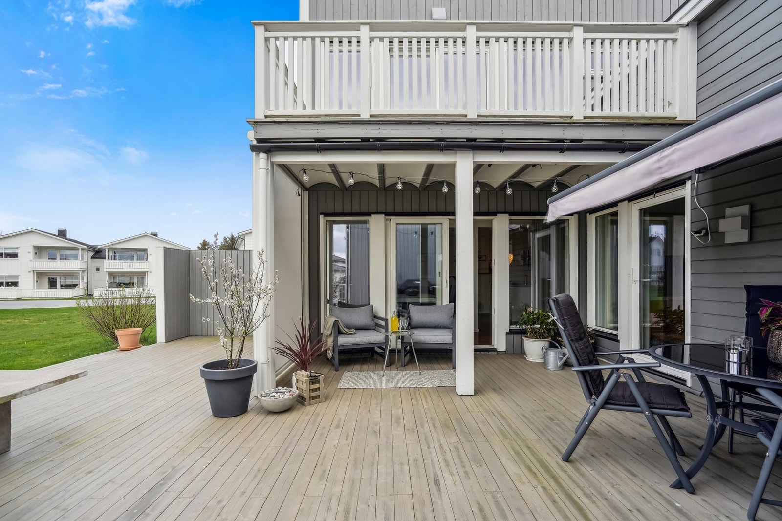 Her skapes det et hyggelig samlingspunkt for familie og venner, med god plass til både utemøblene og grillen på sommerstid. Galleribilde