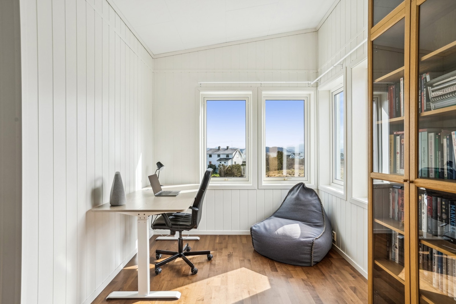Loftsstuen har et romslig areal med egne soner for både kontoret og for TV-stuen. Om ønsket kan kontordelen deles av til et 4`de soverom. Galleribilde