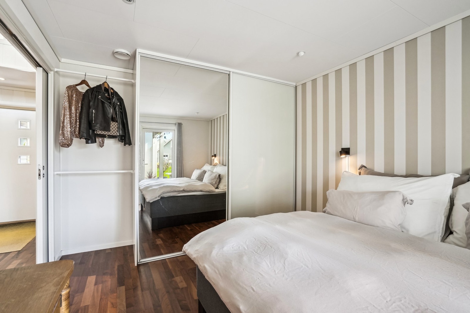 Soverommet er adskilt gjennom doble skyvedører og er praktisk tiltenkt for maksimal utnyttelse av arealet. Det er skyvedørsgarderobe med god oppbevaringsplass i rommet. Galleribilde