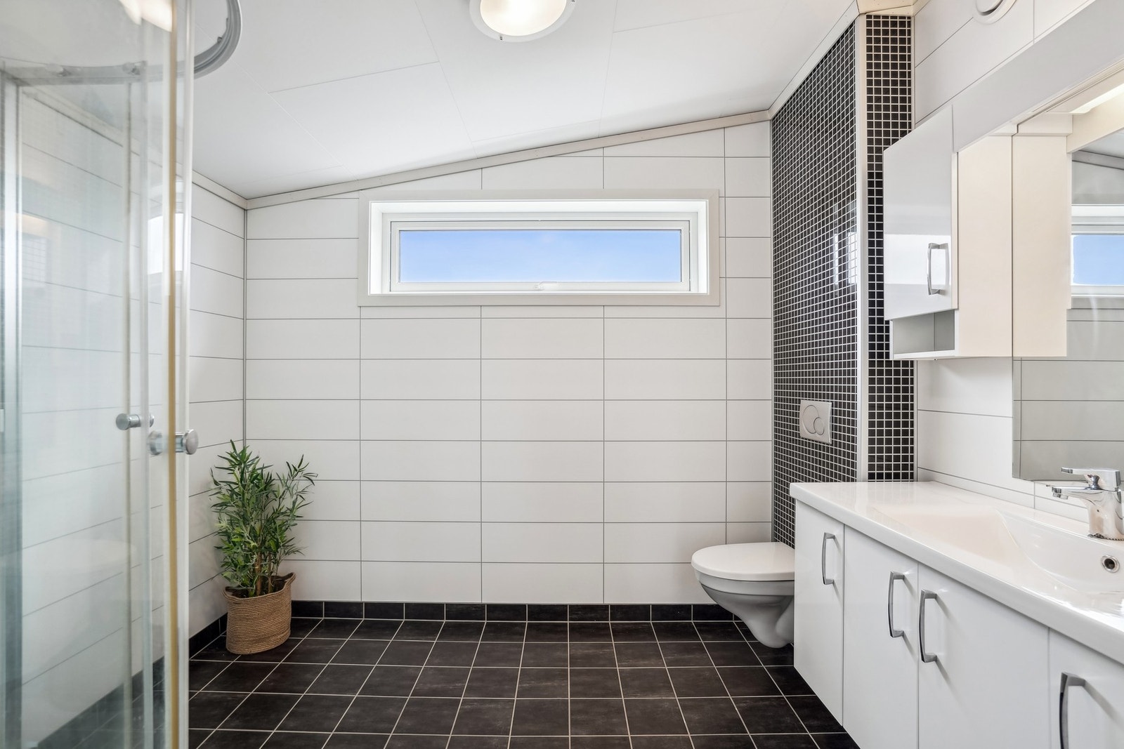 Badet i 2.etasje har våtromsplater på veggene og flislagt gulv med elektriske varmekabler. Galleribilde