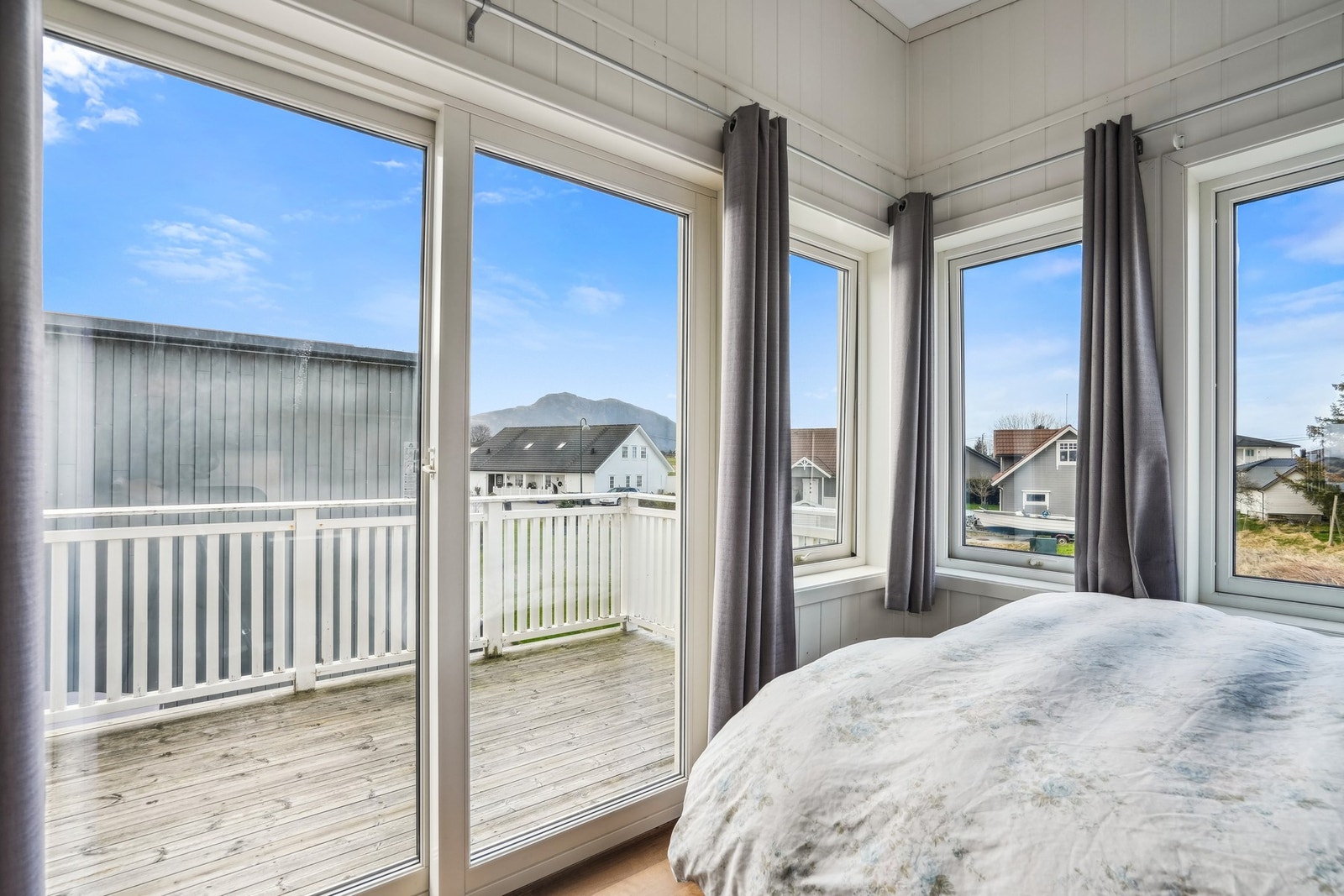 Store vindusflater er gjennomgående for boligen og gir et flott lysinnslipp og trekker inn de naturskjønne omgivelsene på nært hold. Galleribilde
