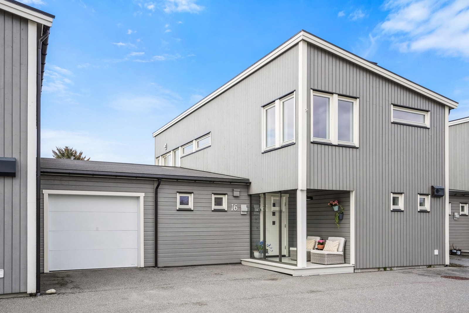 En flott og moderne enebolig i kjede med garasje. Naturskjønn beliggenhet i et familievennlig boligområde på Giske. Galleribilde
