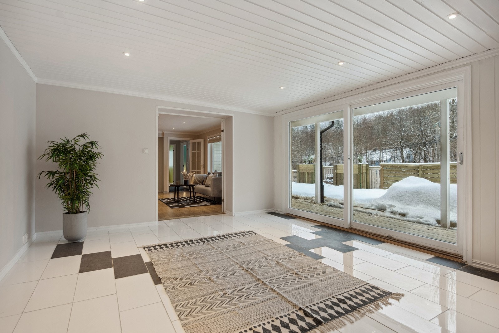 Fra stuen er det store glassflater og skyvedør mot terrassen. Galleribilde